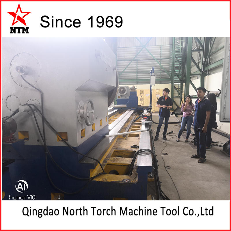 我司工程師成功完成我司生產(chǎn)的重型機械臥式車床CG61200*8000/40T 的安裝，調(diào)試與培訓(xùn)